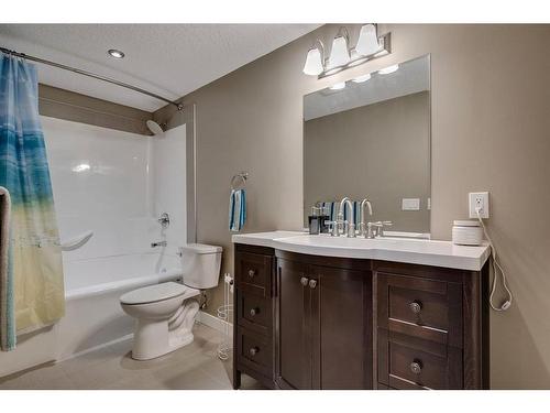 650 West Highland Crescent, Carstairs, AB - Indoor Photo Showing Bathroom