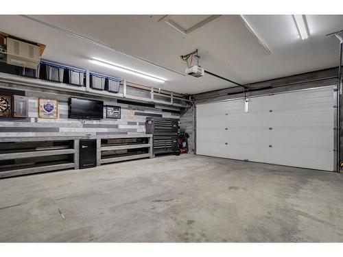 650 West Highland Crescent, Carstairs, AB - Indoor Photo Showing Garage