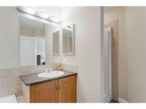 117 Springmere Grove, Chestermere, AB - Indoor Photo Showing Bathroom