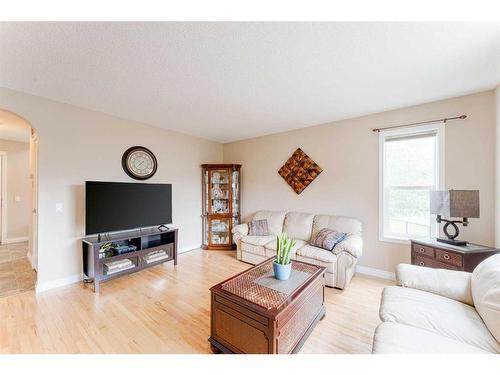 117 Springmere Grove, Chestermere, AB - Indoor Photo Showing Living Room