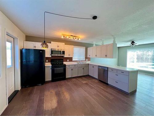 509 A Linview Road, Linden, AB - Indoor Photo Showing Kitchen With Double Sink