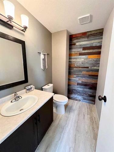 509 A Linview Road, Linden, AB - Indoor Photo Showing Bathroom