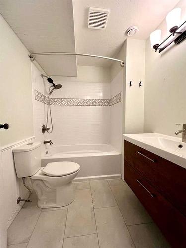 509 A Linview Road, Linden, AB - Indoor Photo Showing Bathroom