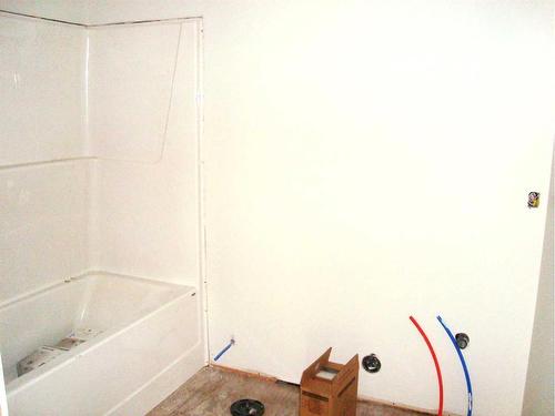 2 Evron Place, Trochu, AB - Indoor Photo Showing Bathroom