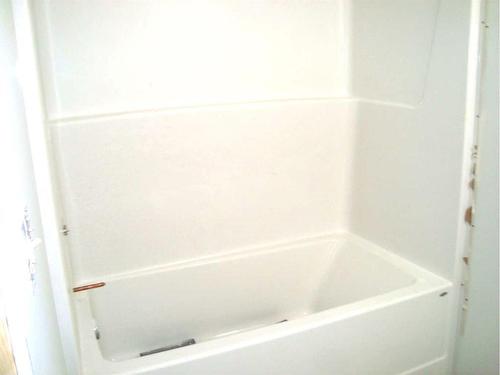 2 Evron Place, Trochu, AB - Indoor Photo Showing Bathroom