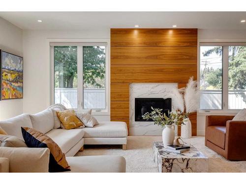 623 38 Avenue Sw, Calgary, AB - Indoor Photo Showing Living Room With Fireplace