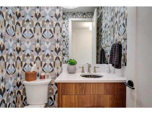 623 38 Avenue Sw, Calgary, AB - Indoor Photo Showing Bathroom