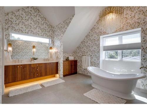 623 38 Avenue Sw, Calgary, AB - Indoor Photo Showing Bathroom