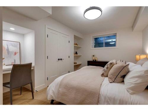 623 38 Avenue Sw, Calgary, AB - Indoor Photo Showing Bedroom