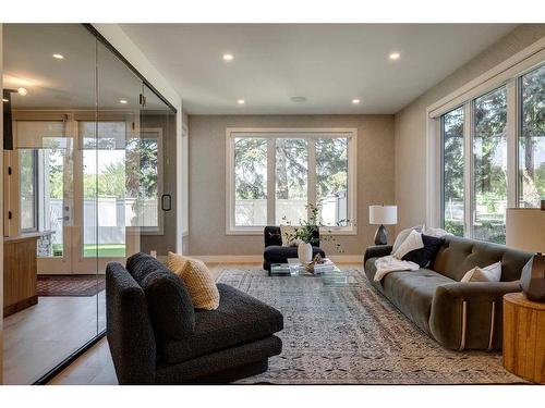 623 38 Avenue Sw, Calgary, AB - Indoor Photo Showing Living Room