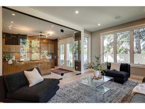 623 38 Avenue Sw, Calgary, AB - Indoor Photo Showing Living Room