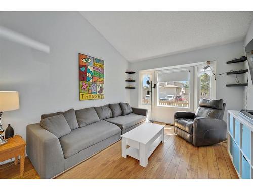 40 Falshire Terrace Ne, Calgary, AB - Indoor Photo Showing Living Room