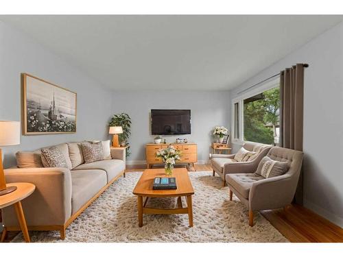 1219 Grey Street, Carstairs, AB - Indoor Photo Showing Living Room