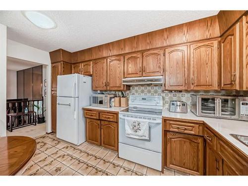 6023 Thornaby Way Nw, Calgary, AB - Indoor Photo Showing Kitchen