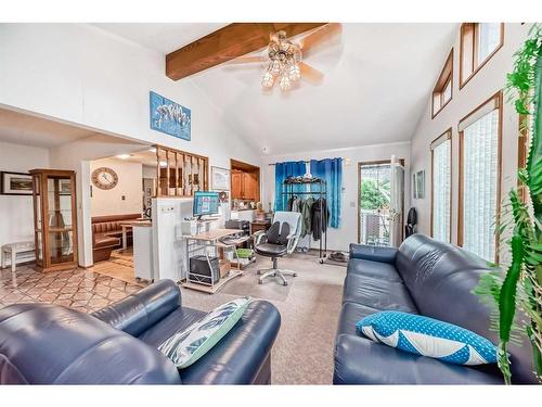 6023 Thornaby Way Nw, Calgary, AB - Indoor Photo Showing Living Room