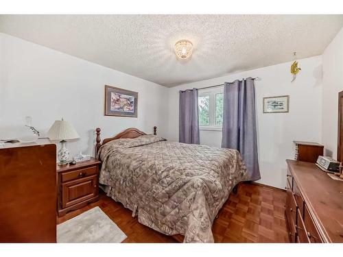 6023 Thornaby Way Nw, Calgary, AB - Indoor Photo Showing Bedroom