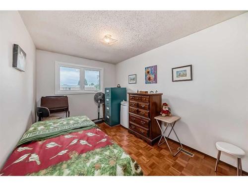 6023 Thornaby Way Nw, Calgary, AB - Indoor Photo Showing Bedroom