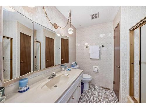 6023 Thornaby Way Nw, Calgary, AB - Indoor Photo Showing Bathroom