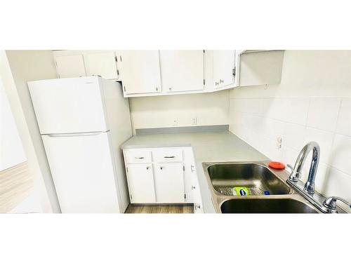 12-2511 38 Street Ne, Calgary, AB - Indoor Photo Showing Kitchen With Double Sink