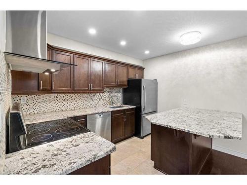 109-335 Garry Crescent Ne, Calgary, AB - Indoor Photo Showing Kitchen