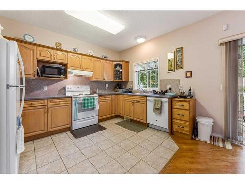 28 Country Hills Gardens Nw, Calgary, AB - Indoor Photo Showing Kitchen With Double Sink