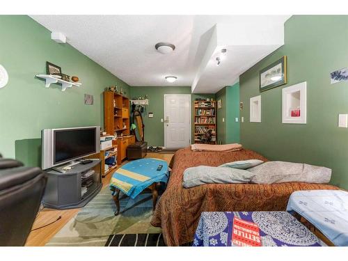 28 Country Hills Gardens Nw, Calgary, AB - Indoor Photo Showing Bedroom