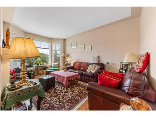 28 Country Hills Gardens Nw, Calgary, AB - Indoor Photo Showing Living Room