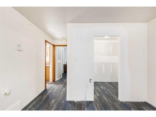 208 Tache Avenue Nw, Calgary, AB - Indoor Photo Showing Other Room