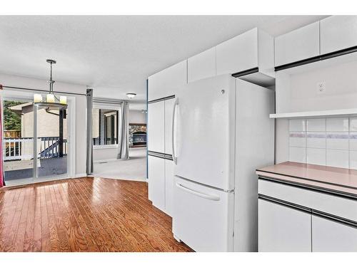 3 Ridge Road, Canmore, AB - Indoor Photo Showing Kitchen