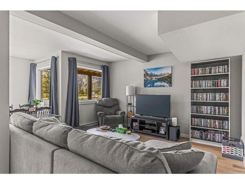 3 Ridge Road, Canmore, AB - Indoor Photo Showing Living Room