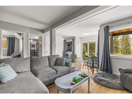 3 Ridge Road, Canmore, AB - Indoor Photo Showing Living Room