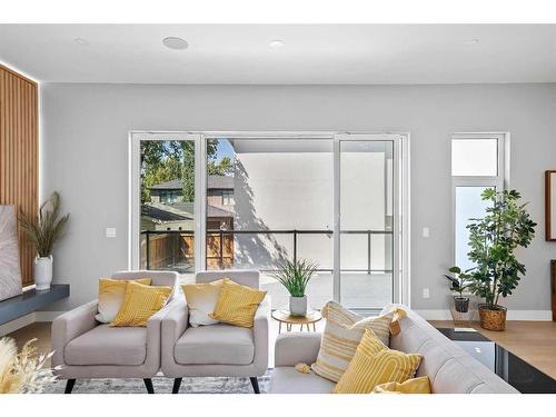 632 26 Avenue Nw, Calgary, AB - Indoor Photo Showing Living Room