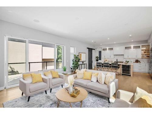 632 26 Avenue Nw, Calgary, AB - Indoor Photo Showing Living Room