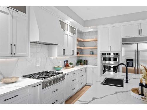 632 26 Avenue Nw, Calgary, AB - Indoor Photo Showing Kitchen With Upgraded Kitchen