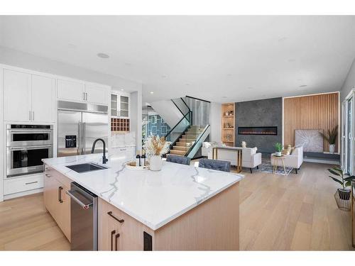 632 26 Avenue Nw, Calgary, AB - Indoor Photo Showing Kitchen With Upgraded Kitchen