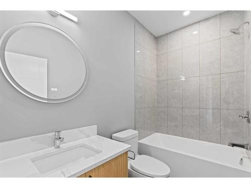 632 26 Avenue Nw, Calgary, AB - Indoor Photo Showing Bathroom