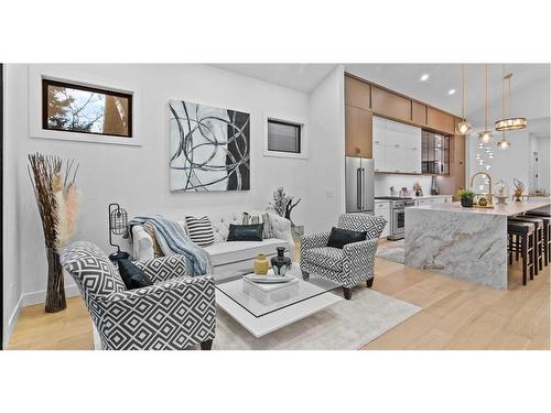 219 7 Avenue Ne, Calgary, AB - Indoor Photo Showing Living Room