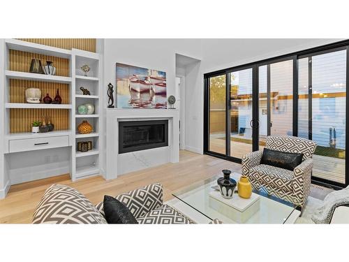 219 7 Avenue Ne, Calgary, AB - Indoor Photo Showing Living Room With Fireplace