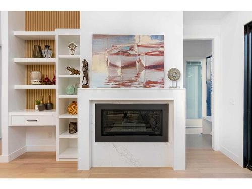 219 7 Avenue Ne, Calgary, AB - Indoor Photo Showing Living Room With Fireplace