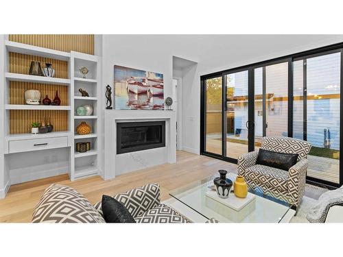 219 7 Avenue Ne, Calgary, AB - Indoor Photo Showing Living Room