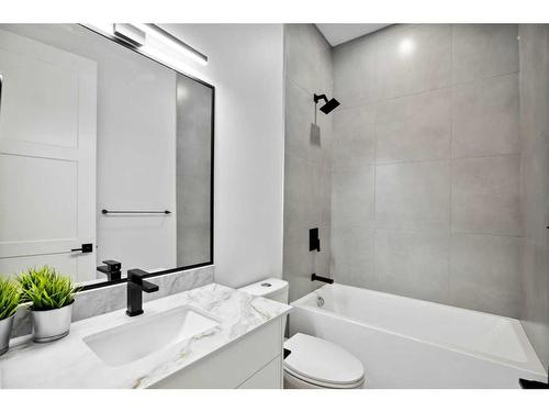 219 7 Avenue Ne, Calgary, AB - Indoor Photo Showing Bathroom