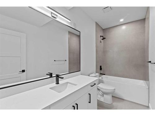 219 7 Avenue Ne, Calgary, AB - Indoor Photo Showing Bathroom