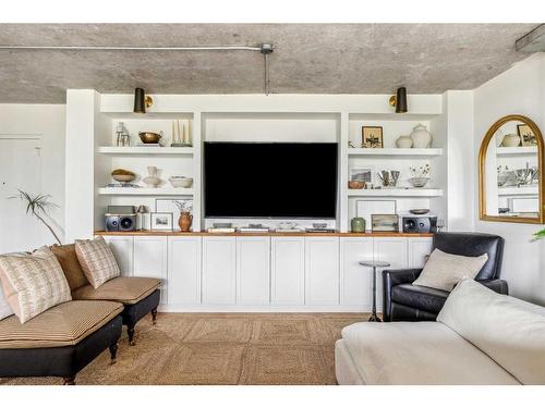 208-3339 Rideau Place Sw, Calgary, AB - Indoor Photo Showing Living Room