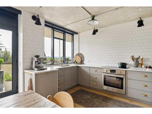 208-3339 Rideau Place Sw, Calgary, AB - Indoor Photo Showing Kitchen