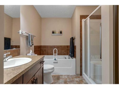 1920 Riverside Boulevard Nw, High River, AB - Indoor Photo Showing Bathroom