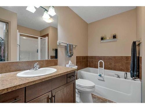 1920 Riverside Boulevard Nw, High River, AB - Indoor Photo Showing Bathroom