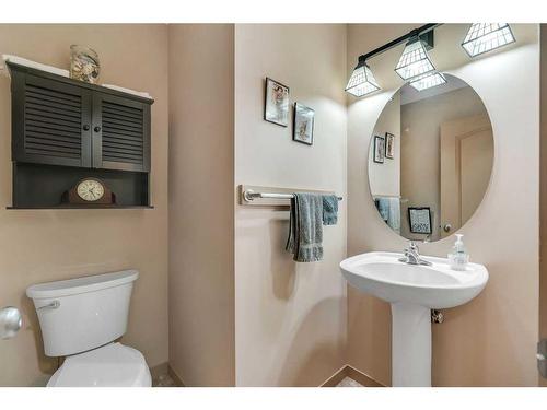 1920 Riverside Boulevard Nw, High River, AB - Indoor Photo Showing Bathroom