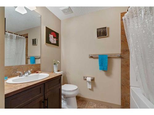 1920 Riverside Boulevard Nw, High River, AB - Indoor Photo Showing Bathroom