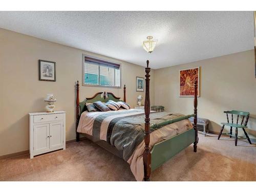 1920 Riverside Boulevard Nw, High River, AB - Indoor Photo Showing Bedroom