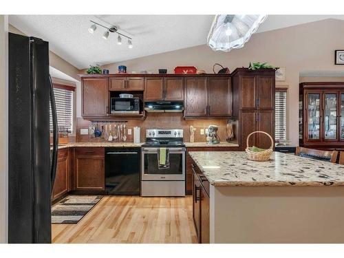 1920 Riverside Boulevard Nw, High River, AB - Indoor Photo Showing Kitchen